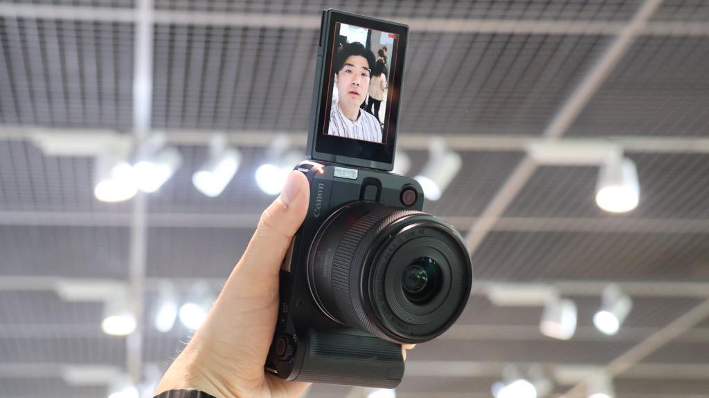 EOS R50 V｣は縦動画ミラーレスと言ってもいいかも | ギズモード・ジャパン