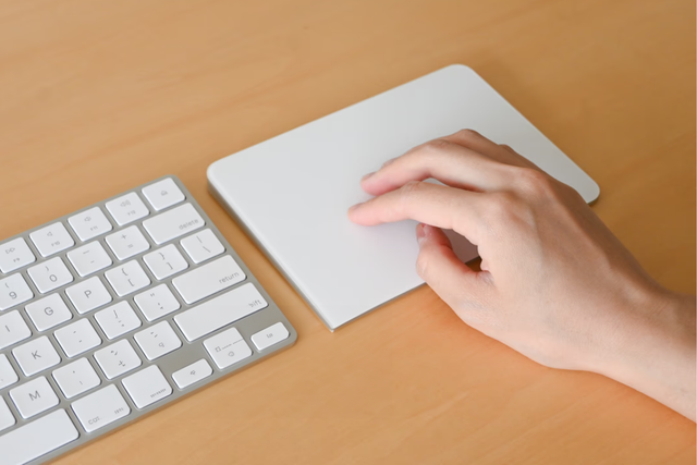 Appleの｢Magic Trackpad｣で、狭い机でも快適に作業できるようになった