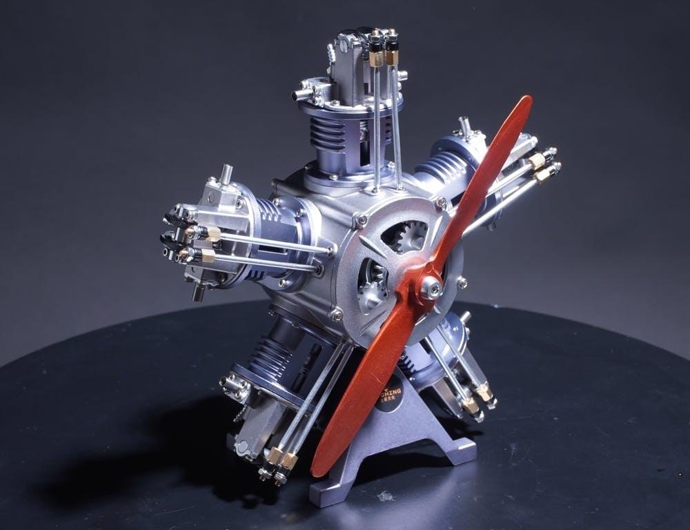リアルを追求！ 250個以上の精巧なパーツで飛行機のエンジンを生み出す