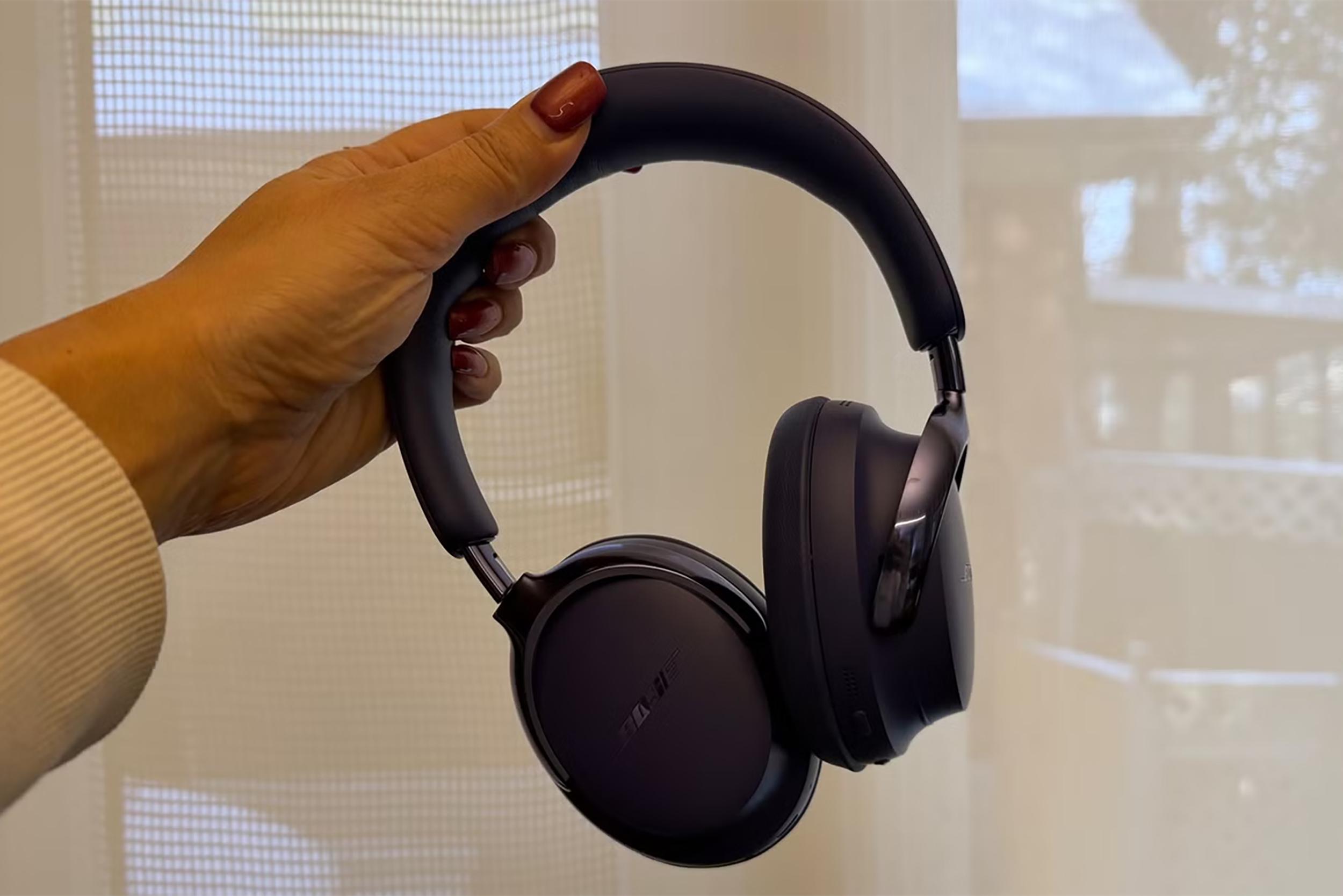 Boseの最新ヘッドホンなら「一段上の静寂」が手に入る。空の旅の相棒は