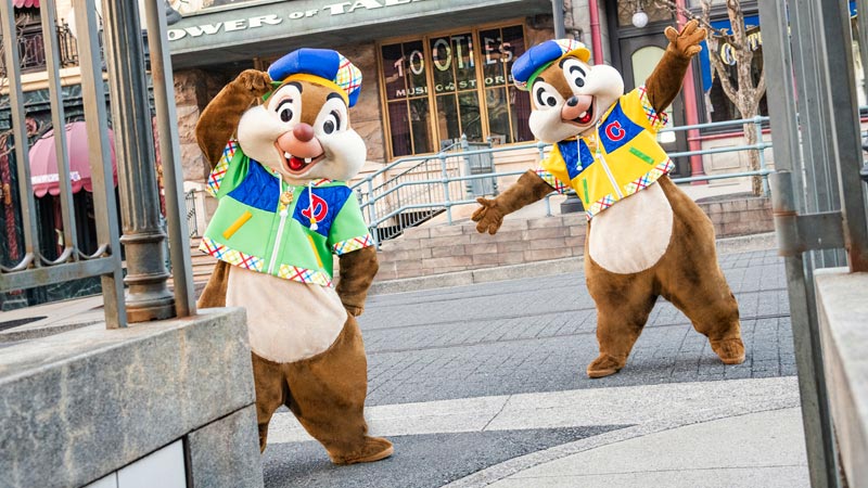 公式】今日はチップとデールのスクリーンデビューの日♪｜東京