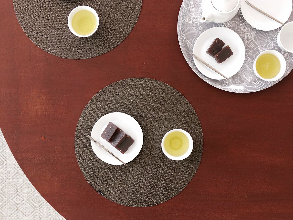 チルウィッチ 円形ランチョンマット・オリガミ｜ブラウンの多面体模様