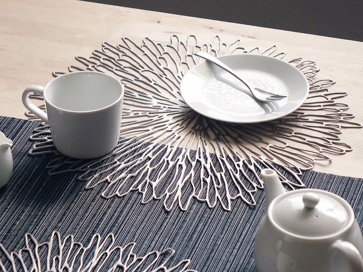 チルウィッチ ブルーム ランチョンマット｜大輪のシルバーの花