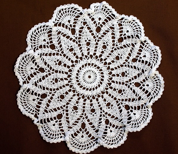 テーブルセンター ドイリー レース編みハンドメイド（楕円形・ 84㎝×35