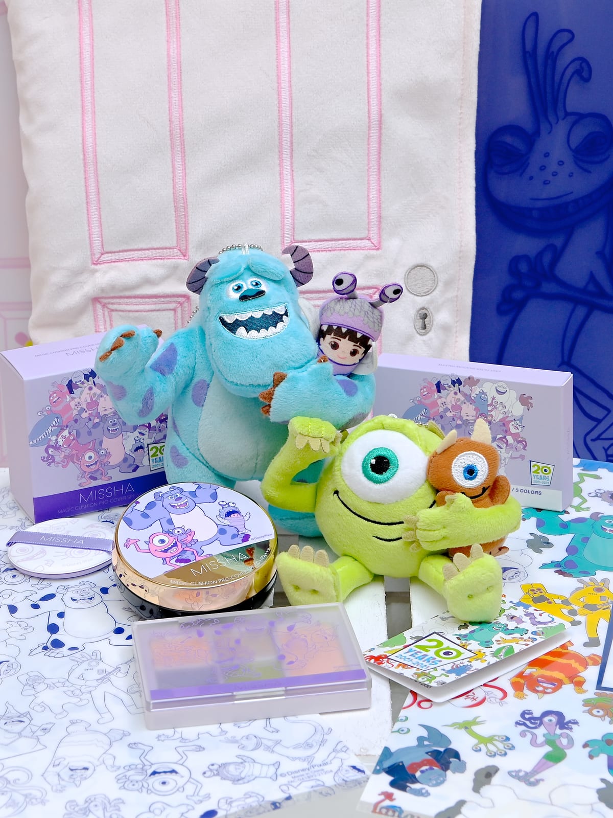 ドアを開くと、モンスターたちがサプライズ！！ディズニーストア