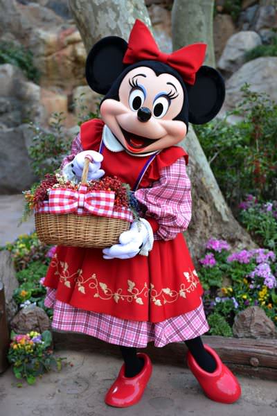 クリッターカントリーでベリー摘みのミニーマウス(ベリーちゃん