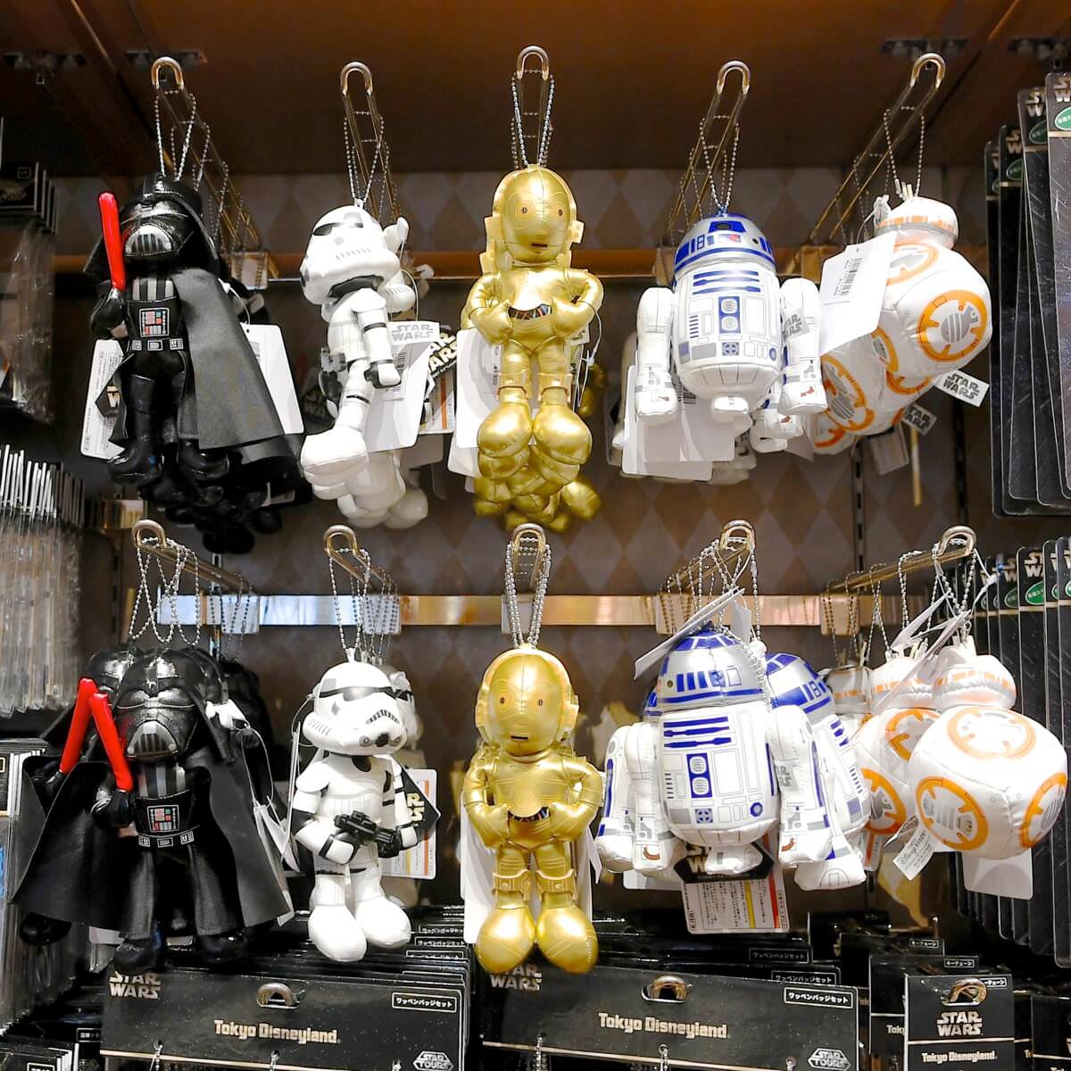 ぬいぐるみバッジやリアルなiPhoneケースも！東京ディズニーランド