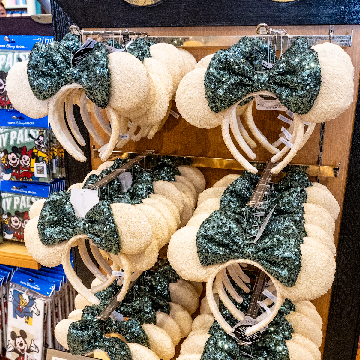 深緑と白のアースカラー！東京ディズニーランド ミニーマウス