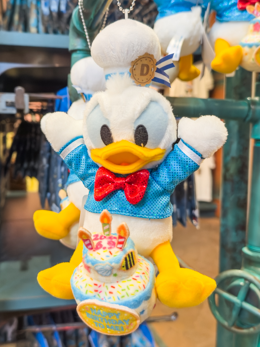 ケーキでお祝い！東京ディズニーランド“ドナルドダックお誕生日2024