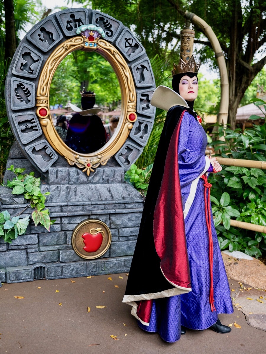 魔法の鏡に女王が登場！香港ディズニーランド”ディズニー