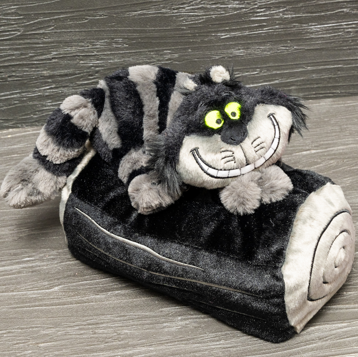 いたずら好きのチェシャ猫デザイン！ディズニーストア『ふしぎの国の