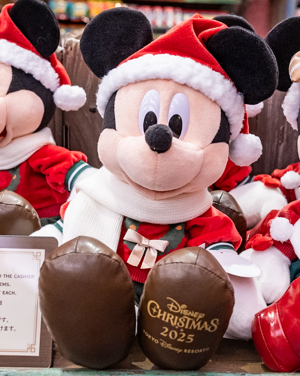 クリスマスの飾り付けを手伝うミッキーたちをデザイン！東京ディズニー