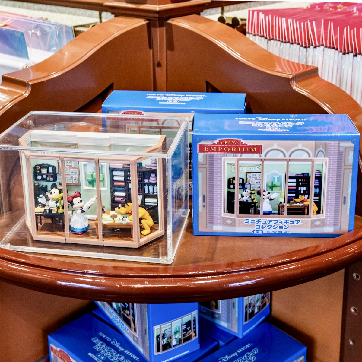 お仕事をしているミッキーたちのウィンドゥディスプレイを再現！東京