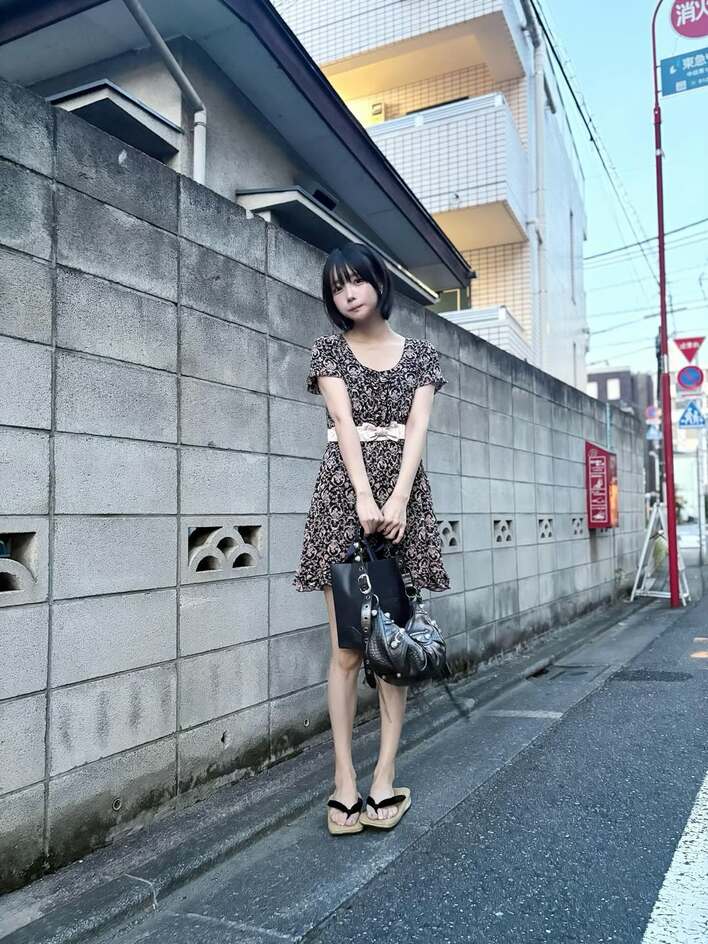 あのちゃん ファンからもらったミニ丈ワンピース姿を披露！美脚スラリ