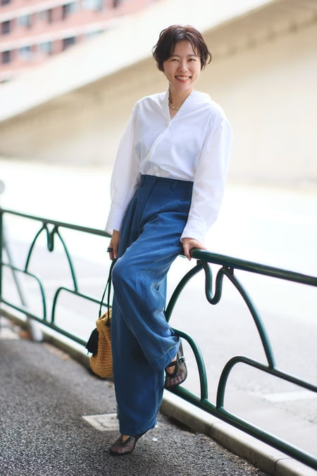 実は白シャツが苦手」なエディターは“大人の着映えシャツ”をどう