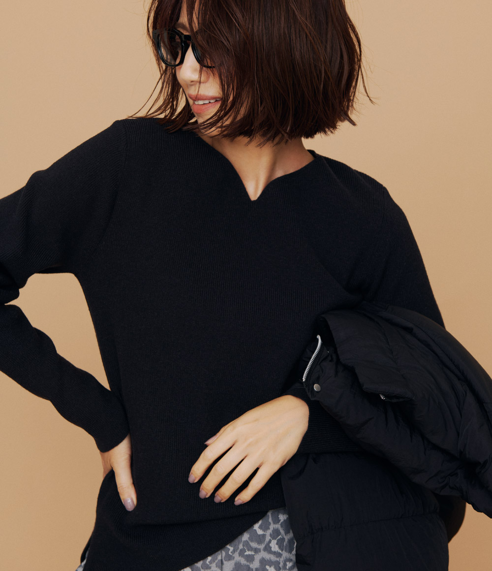 東原亜希さんが着る機能性ウォッシャブルニットの着こなし