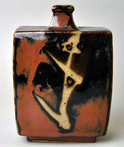 濱田庄司作品【柿釉抜絵扁壷】の買取・査定はミライカ美術にお任せください