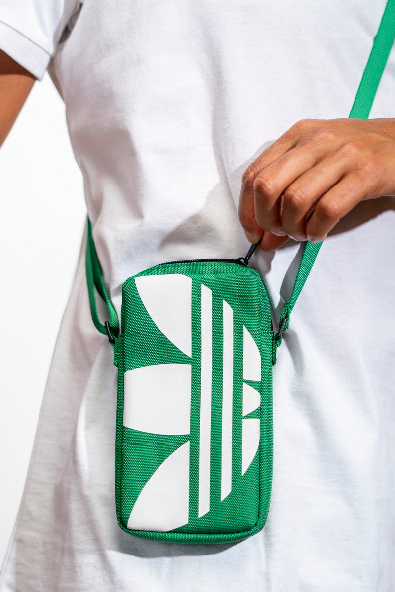 adidas ユニバーサルフォンポーチ Universal Pouch Big Logo グリーン