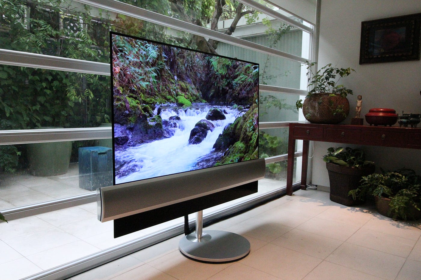 Bang&Olufsen Beovision Eclipse ：まるで窓？景色に溶け込んだ65