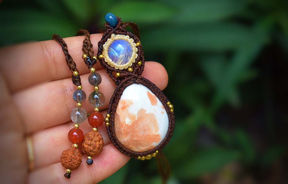 魅惑的な輝きのホワイトラブラドライト。おすすめのペンダントもご紹介