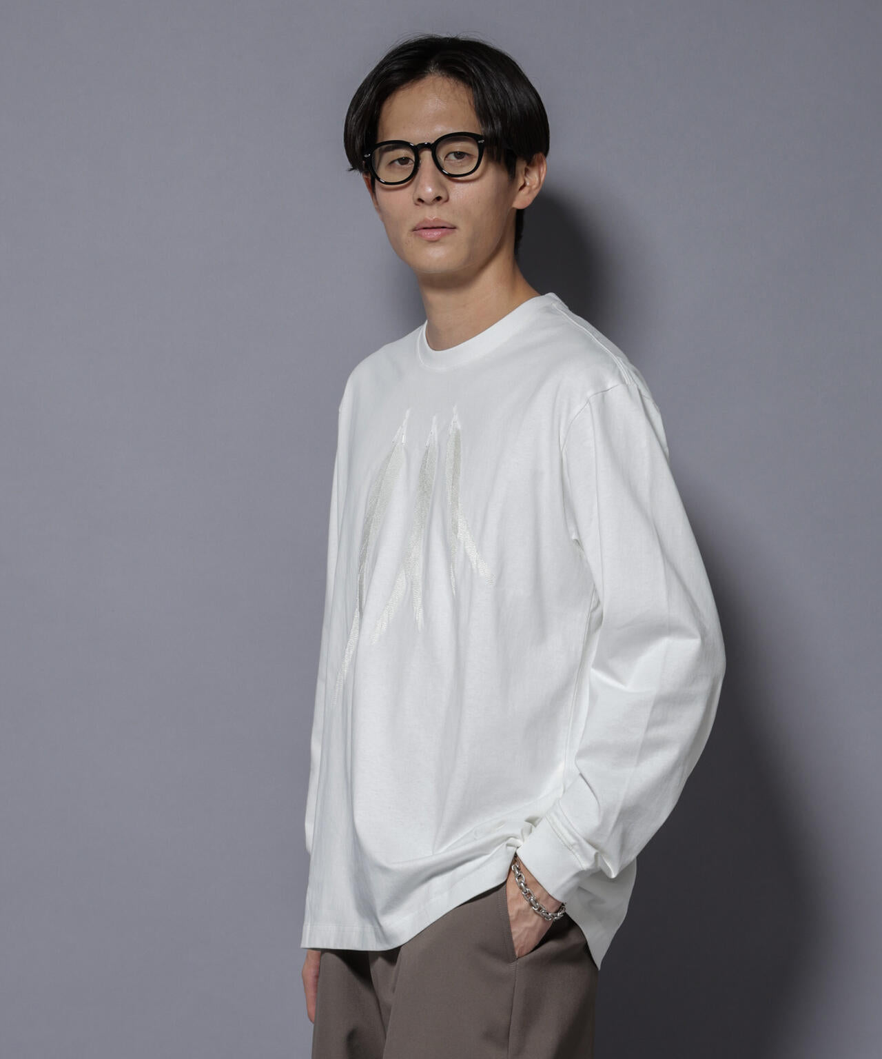 フェザー エンブロイダリー ロングスリーブTシャツ | NANO universe