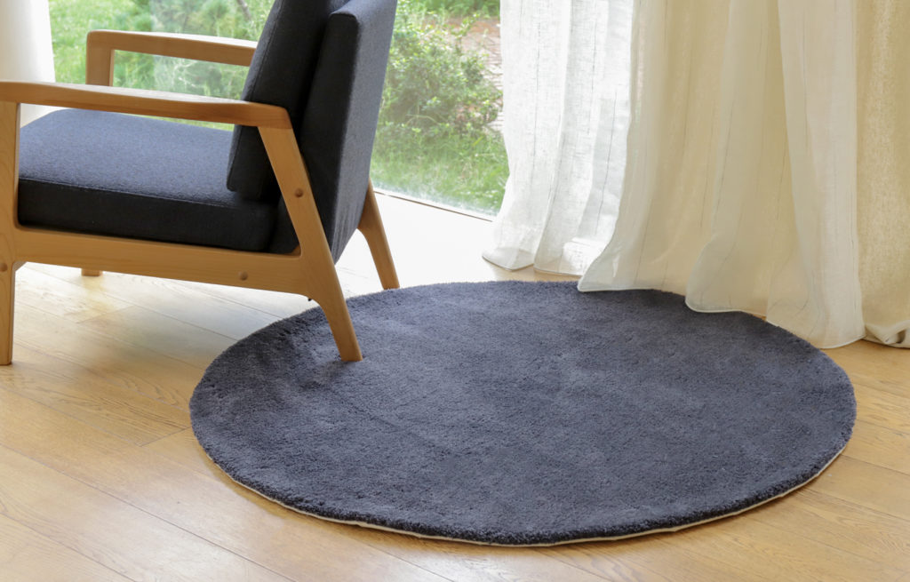 部屋の余白にサークルラグ - MOMO NATURAL