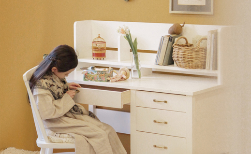 私の憧れ、クラシカルな白いデスク - MOMO NATURAL