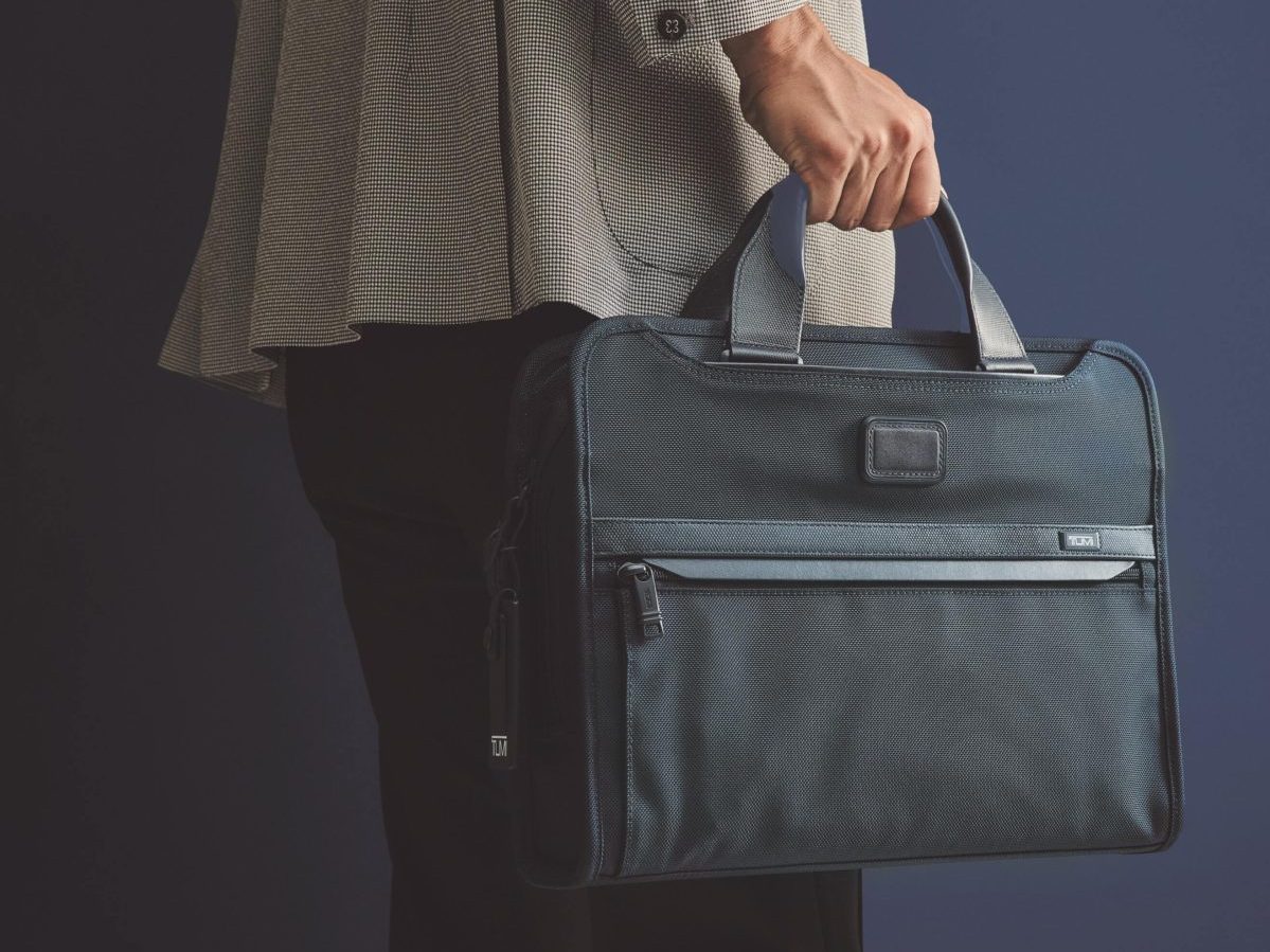 完成度の高さに驚愕」スリムでスタイリッシュな傑作ビジネスバッグ