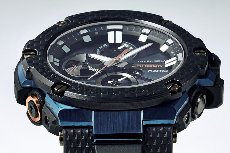 カーボンベゼルとブルーケースのコントラストが美しいG-STEEL最新作