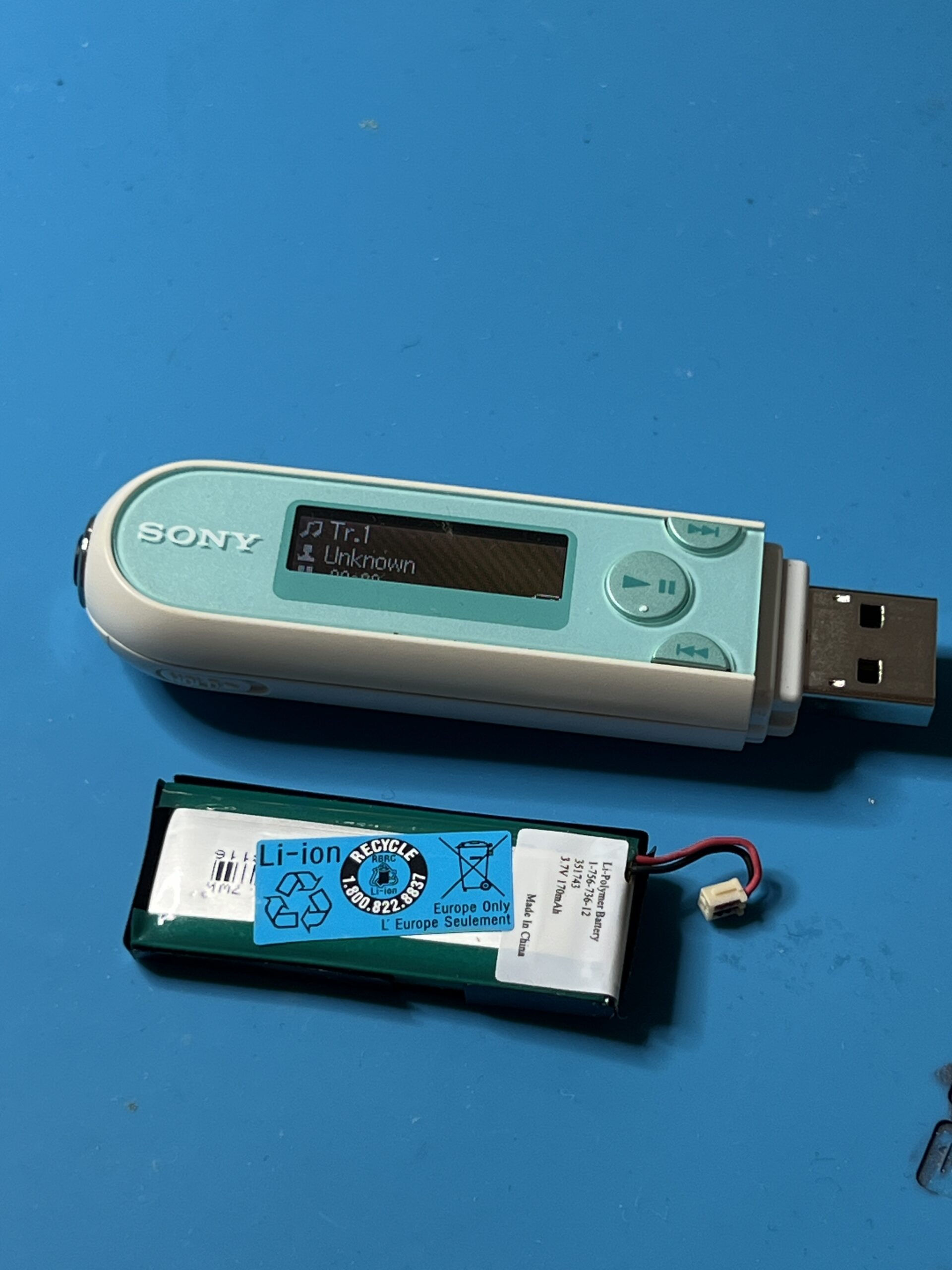 NW-E042バッテリー交換 古いメモリーウォークマンも対応可能です