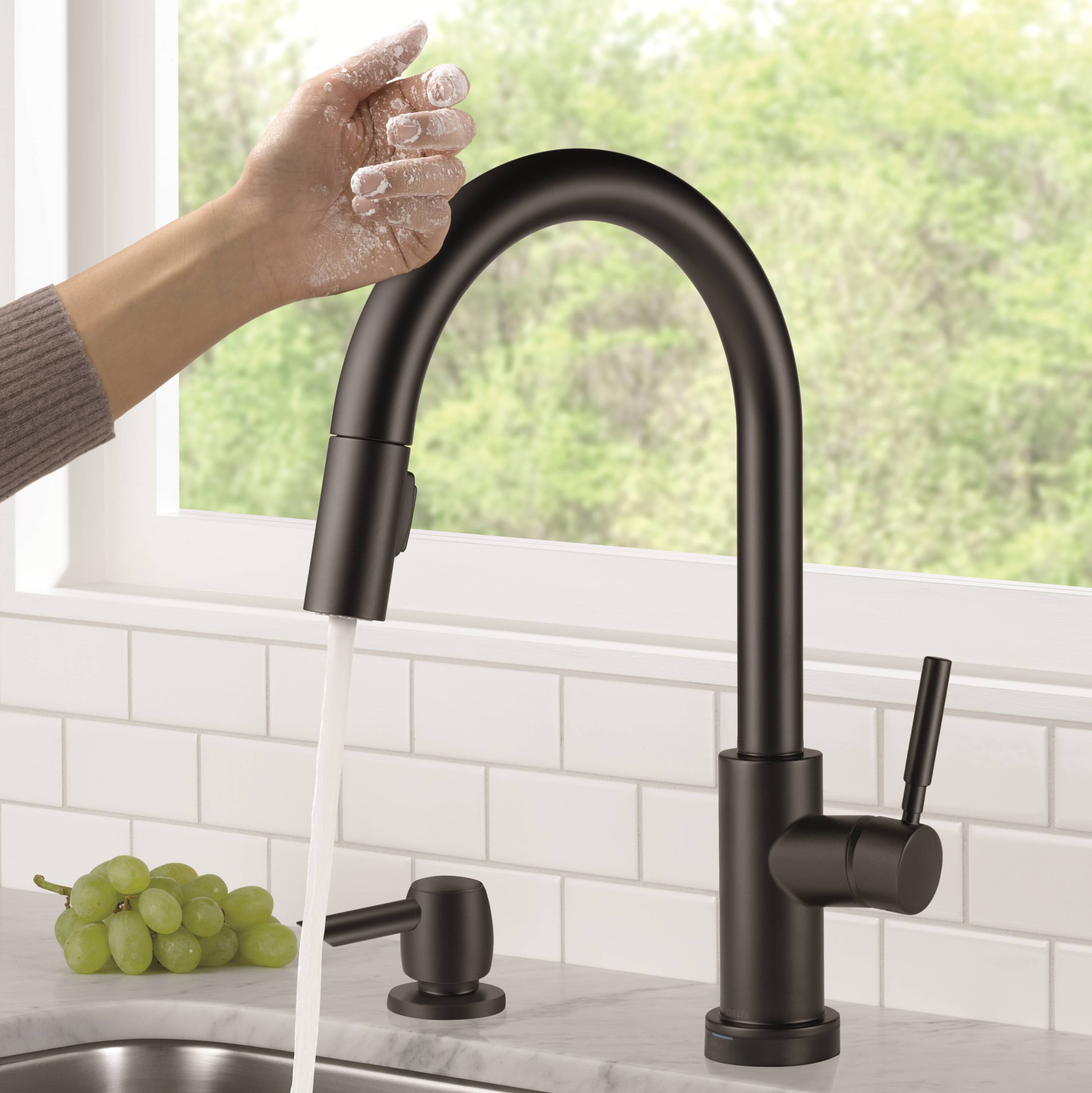 Delta Trask Touch2O Matte Black Single Handle Touch-on Pull-down