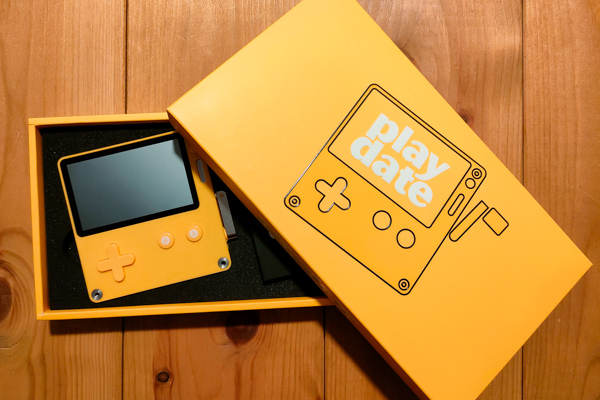 小型ゲームマシン『Playdate』感想 － レトロだけど新しい、“クランク