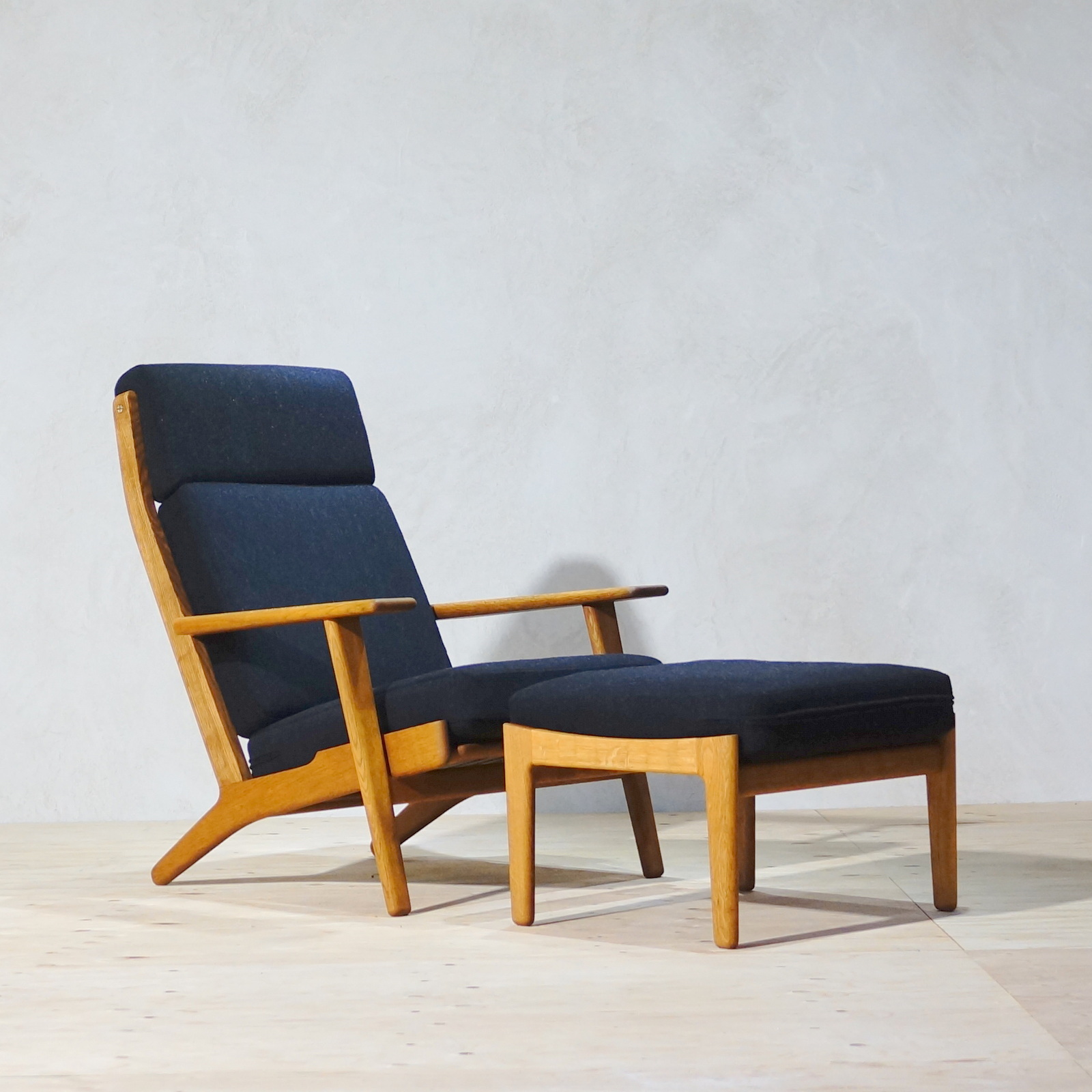 Hans J. Wegner GE290 High Back Oakwith Ottoman Black Fabric - MOTO