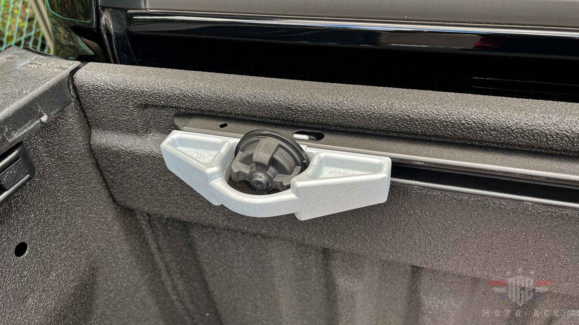 TUNDRAベッドレールキットとベッドクリートを取付けてトランポ仕様に