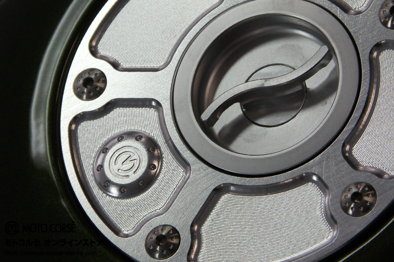 カワサキ Z900RSのフューエルタンクまわりをビレットパーツが