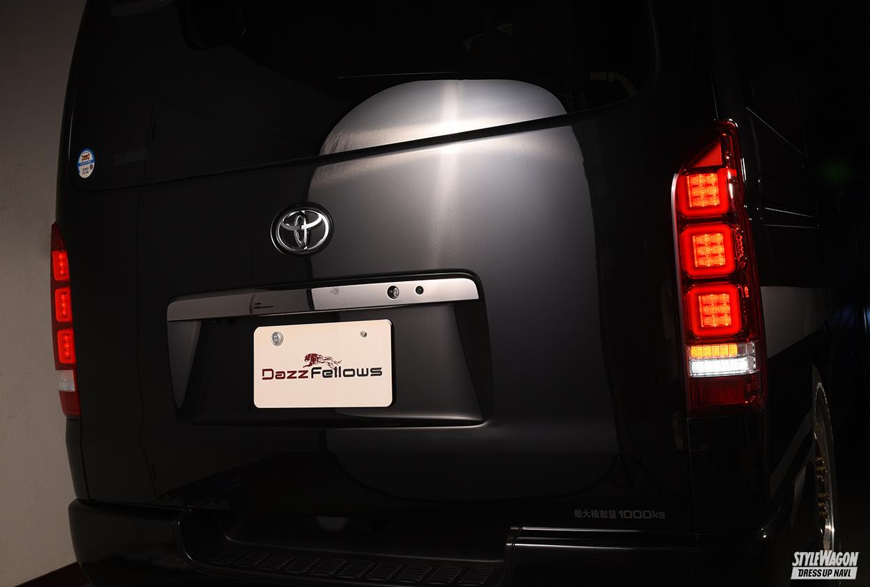 スクエア形状のLEDバーが斬新すぎる！ ダズフェローズのハイエース用