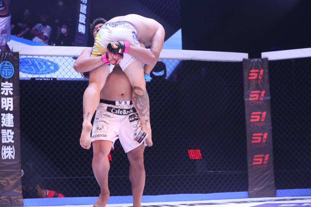 DEEP108】挑発し続けるアンディコングをパウンドアウトした赤沢幸典が