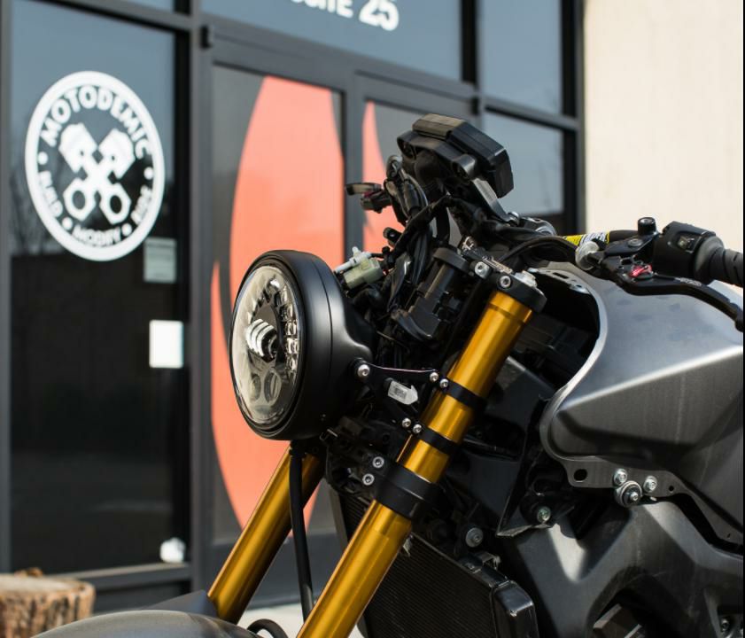 MT-09/FZ-09/XSR900 アルミ ヘッドライトステー ブラック MOTODEMIC