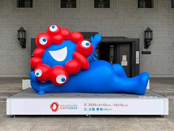 大阪・関西万博】幅3.3mの巨大なミャクミャクが大阪市役所前に誕生