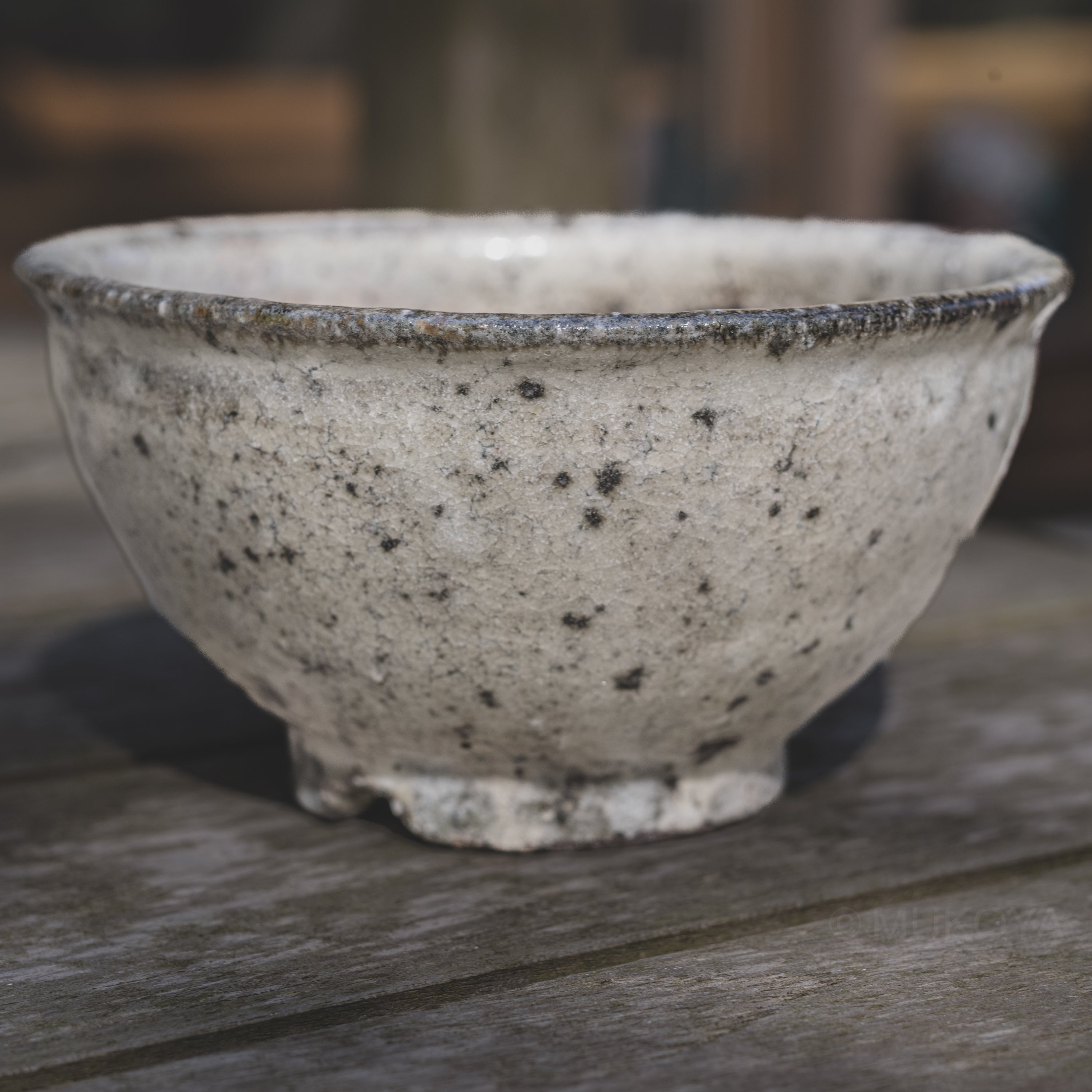 務古屋オリジナルの鉢（白掛 / 陶芸家・八田亨氏製作） – 務古屋