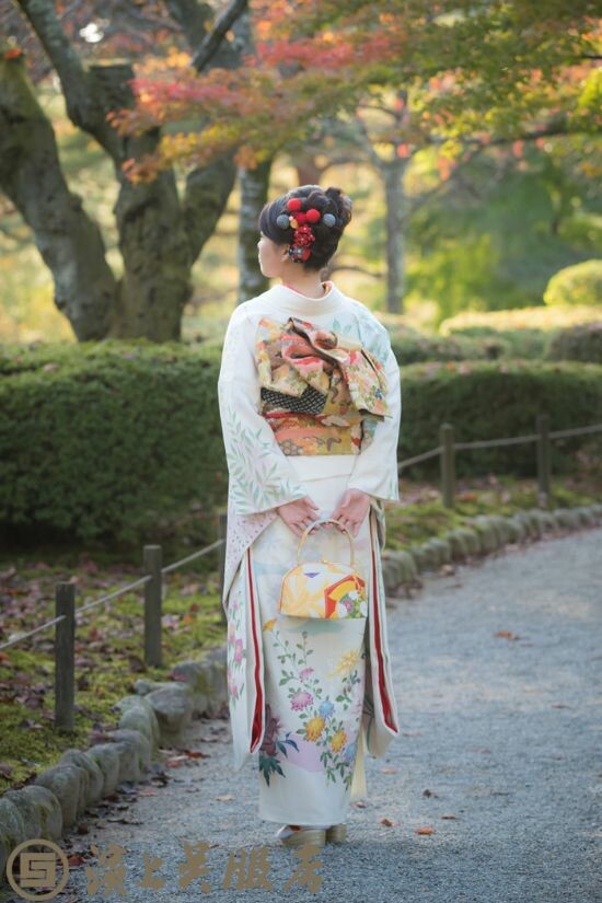 濱上呉服店 金沢店の振袖 /白色/水色/古典/牡丹柄/ 手描き友禅_本振袖