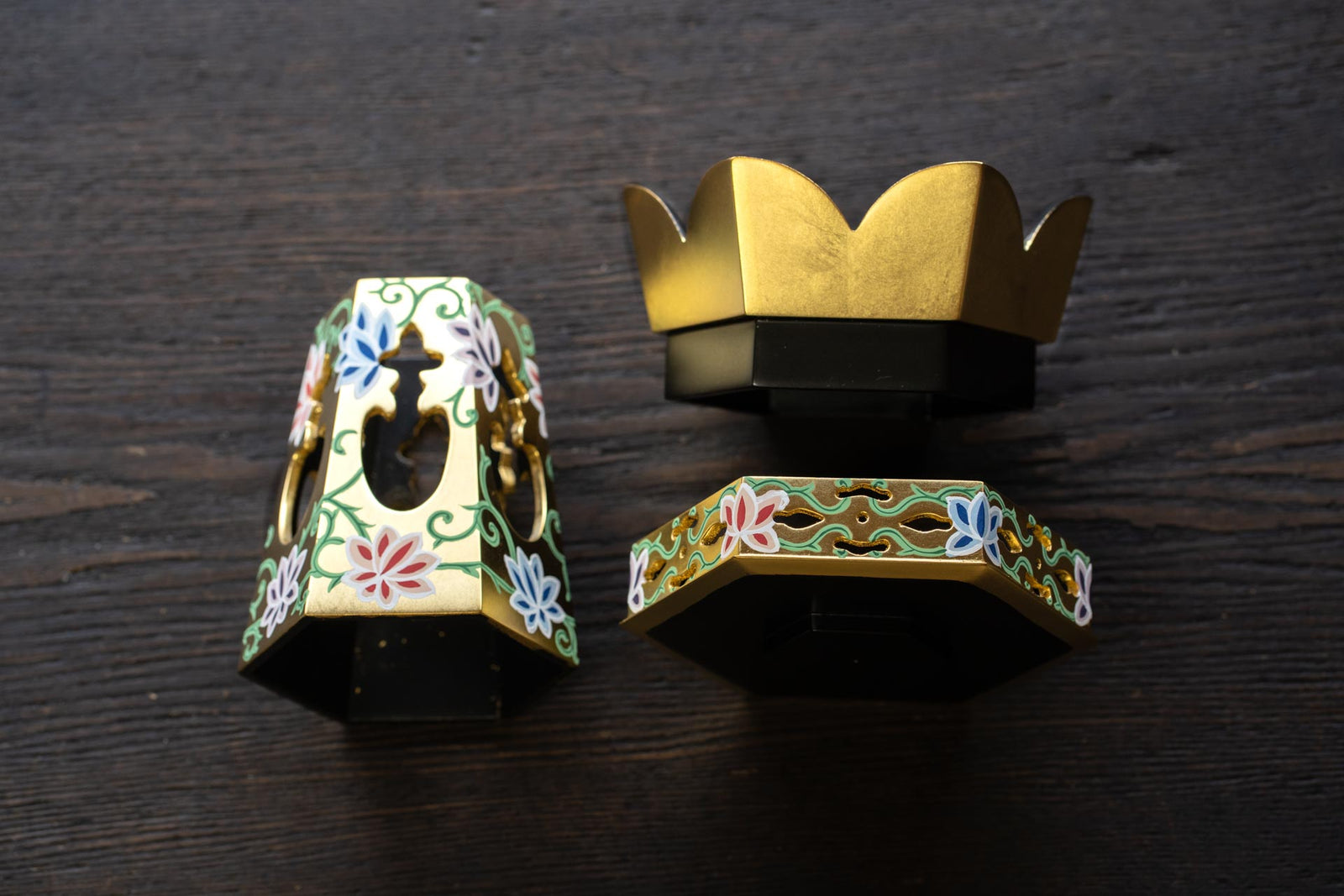 供笥（くげ）総金 唐草彩色 総透 – 直七法衣店｜法衣袈裟のお悩みは