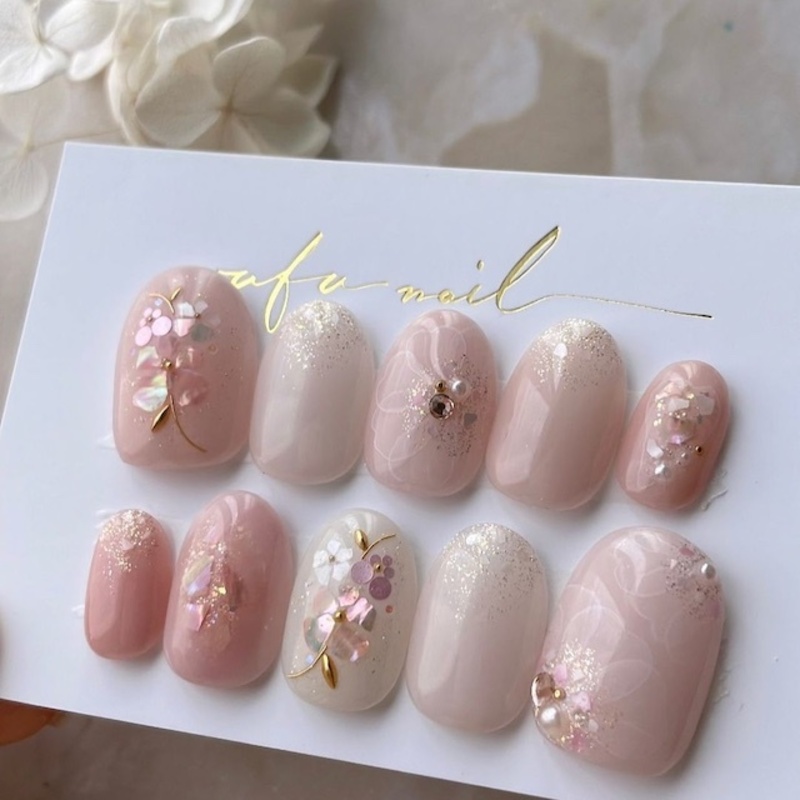 貼るだけ簡単】ネイルシールのデザイン9選！セルフで綺麗に仕上げる