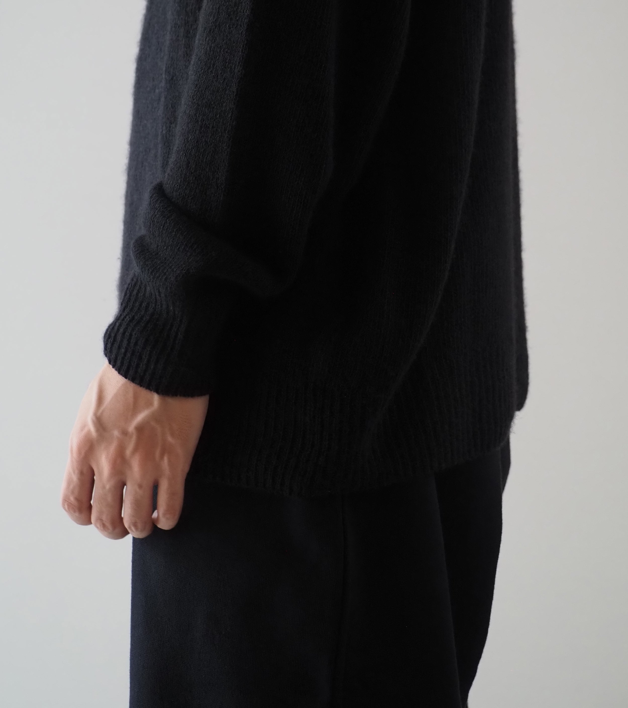 COMOLI カシミヤ 製品染 クルーネックニット, Black – Navyblue