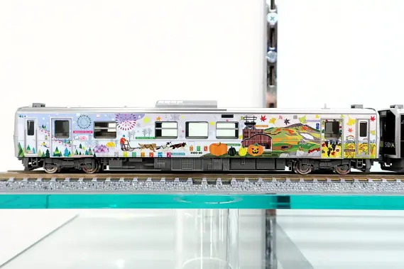 JR H100形ディーゼルカー（根室線・宗谷線ラッピング車）セット 品番