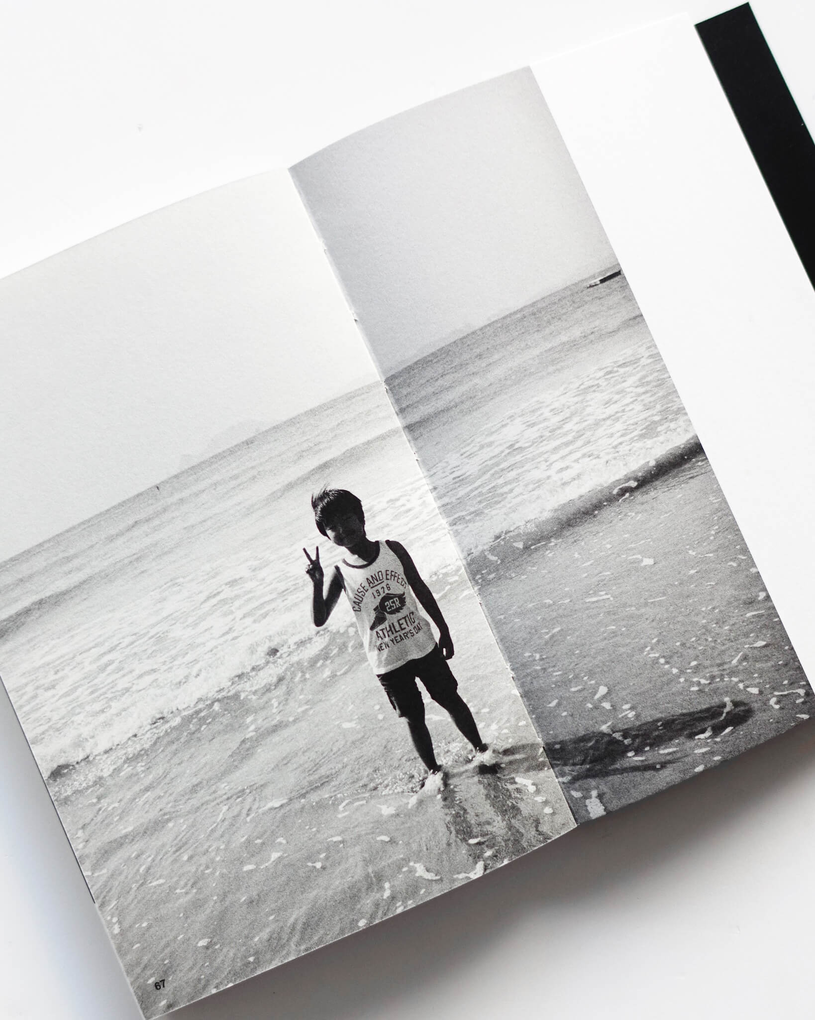 新装版］写真の中の君は何を見ている | PUBLICATIONS