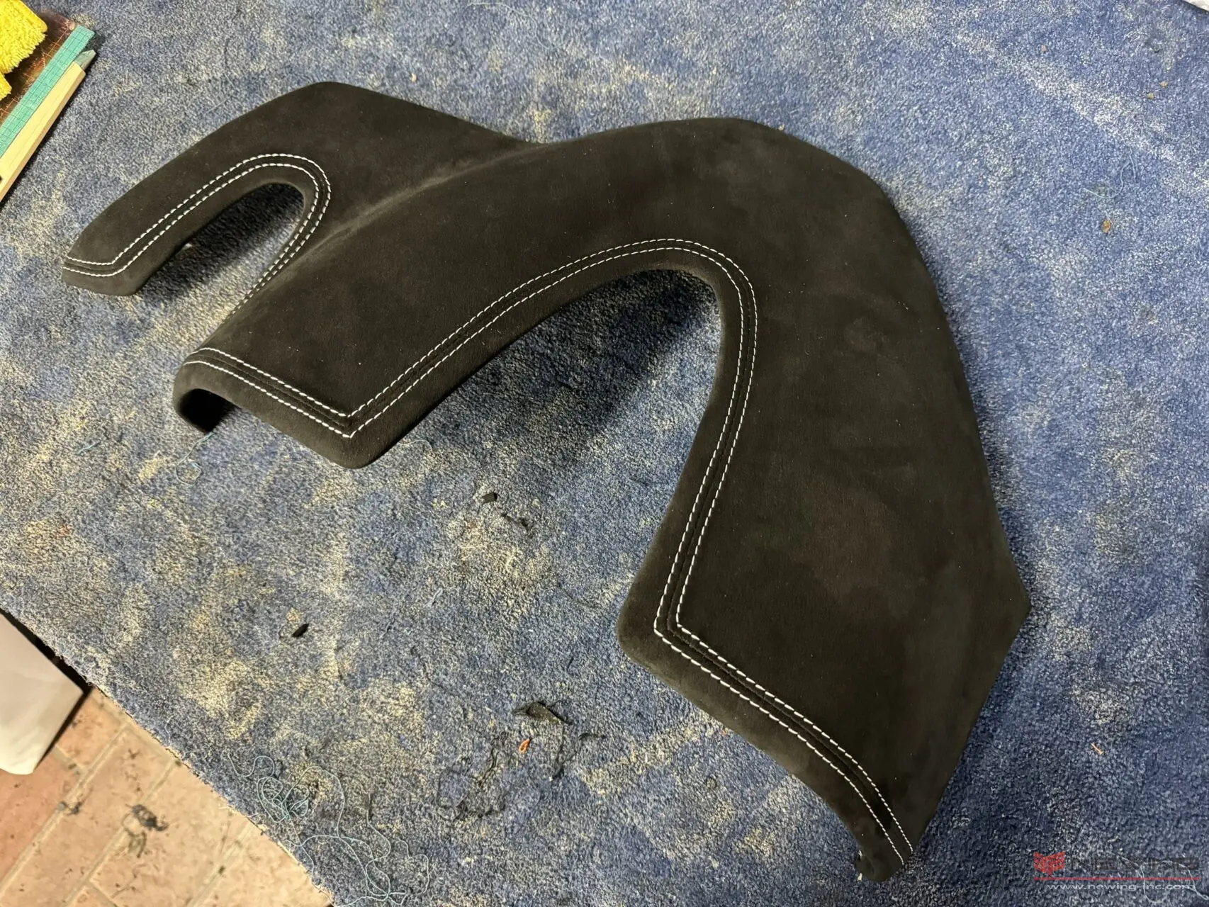 フェラーリ】458メーターフード本革からウルトラスエードで張り替え