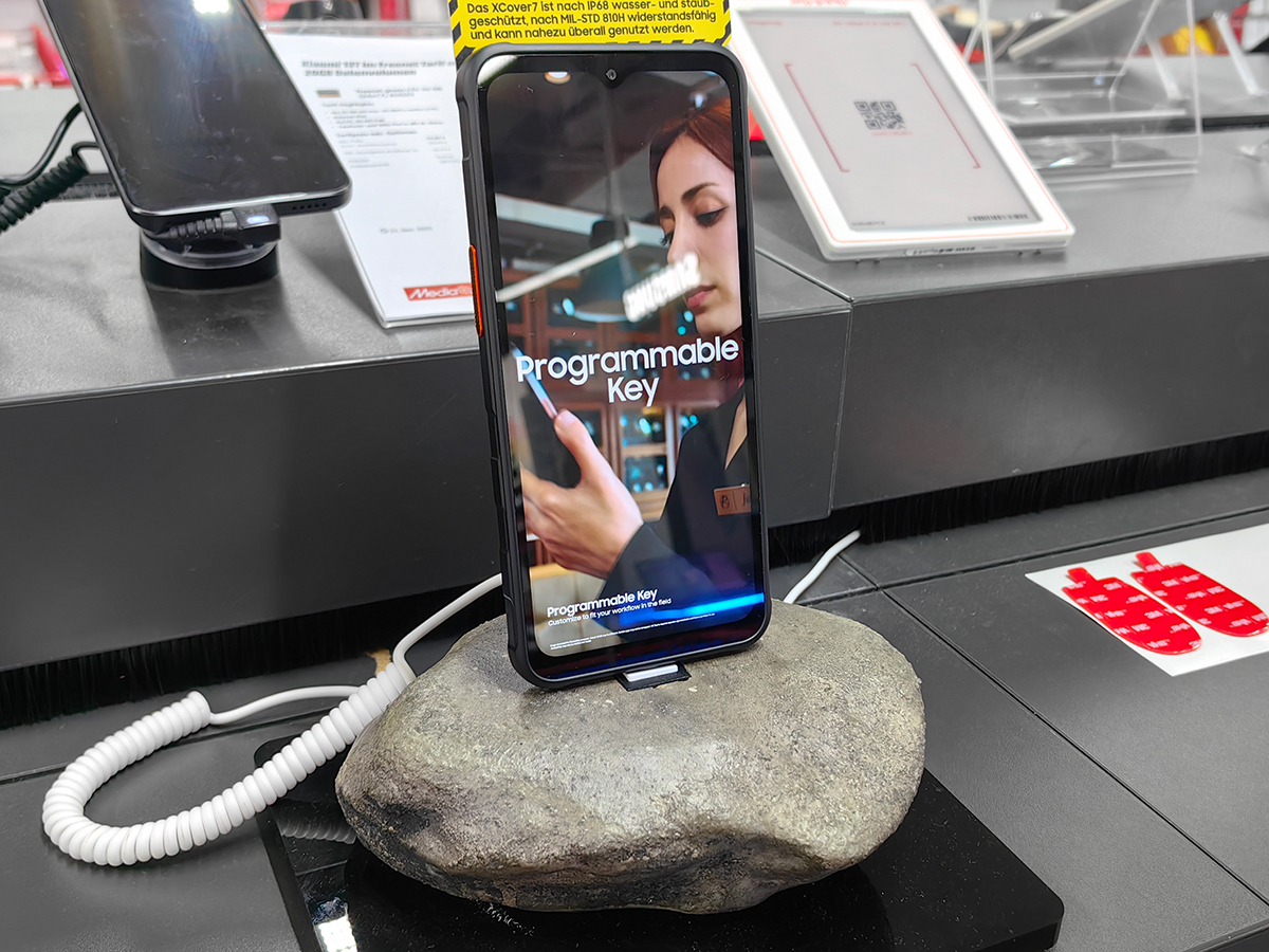 海外モバイルトピックス(419) 自分で修理できるスマホ「HMD Skyline