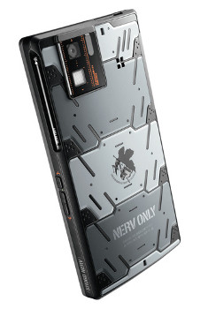 ドコモ、限定3万台のエヴァスマホ「SH-06D NERV」の予約受付を6月16日