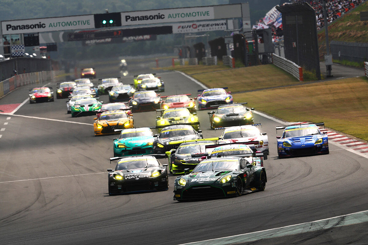 D'station Racing、SUPER GT優勝車両「アストンマーティン」でお仕事